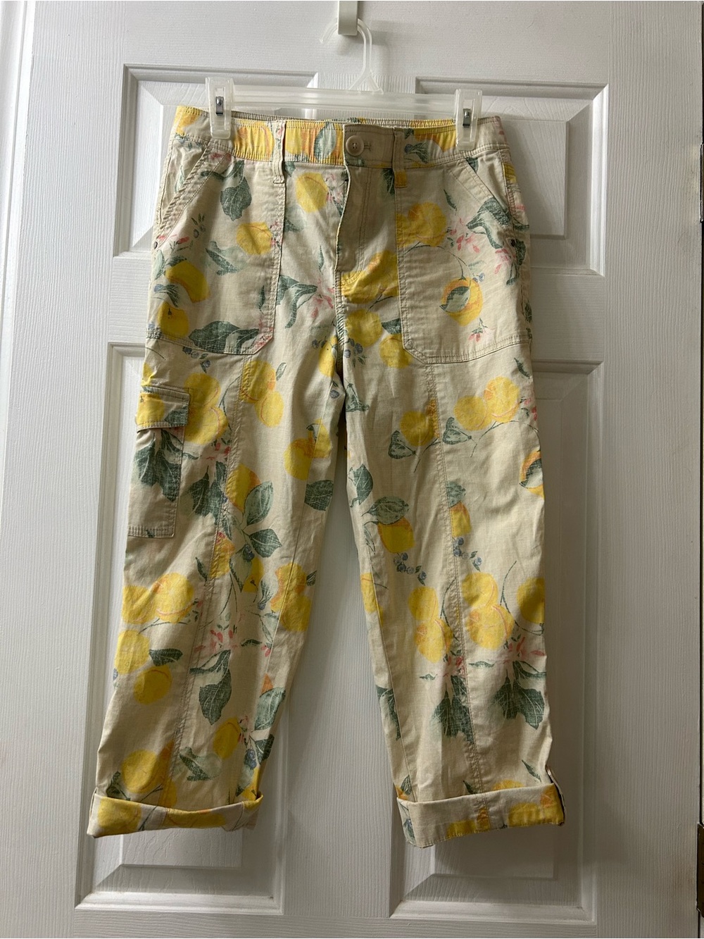 Chicos Lemon-Print Cargo Capri. Size 2 with comfort waistband